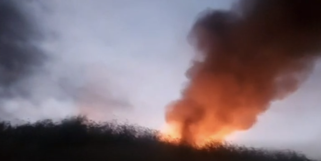 Vlora mbulohet nga tymi i zi, shkak bëhet djegia e gomave