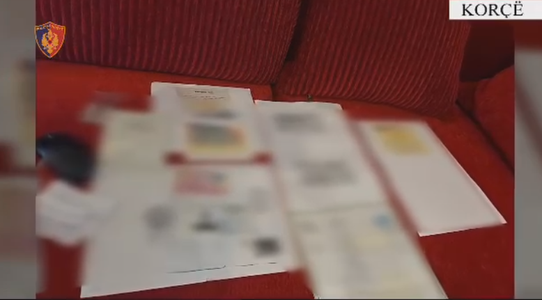 Zbulohet në Korçë laboratori që prodhonte dokumente të falsifikuara për në Britani, SHBA dhe BE