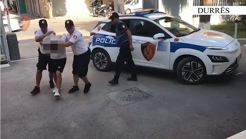 Tentoi t’i vidhte me forcë çantën një turisteje në Durrës, arrestohet 25-vjeçari (EMRI+VIDEO)