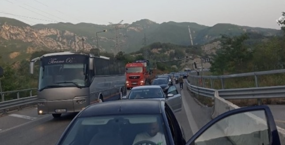 Trafik i rënduar në autostradë, kamioni merr flakë në tunel