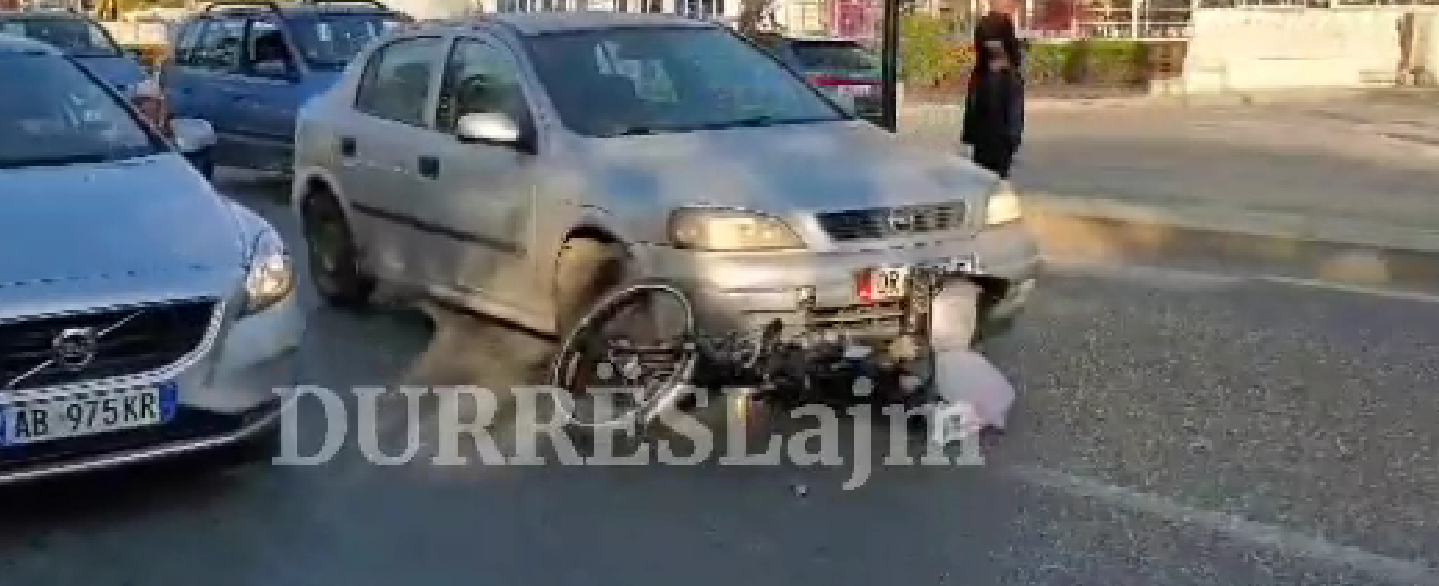 Aksident i rëndë në Durrës, biçikleta përfundon poshtë gomave të makinës (VIDEO)