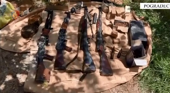 I gjendet një arsenal armësh dhe municion luftarak, arrestohet 40-vjeçari (EMRI)