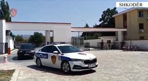 I vodhi para një amerikani, pranga për 21-vjeçari