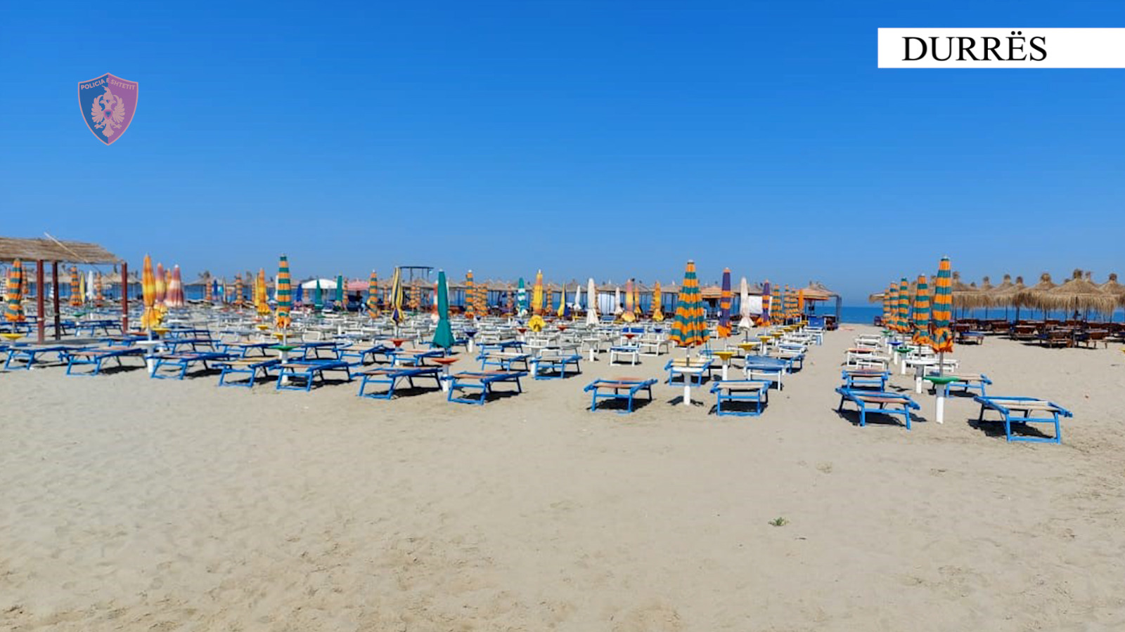 Durrës, sekuestrohen 183 shezlongë dhe çadra në plazhin Sektor Rinia, procedohen pronarët