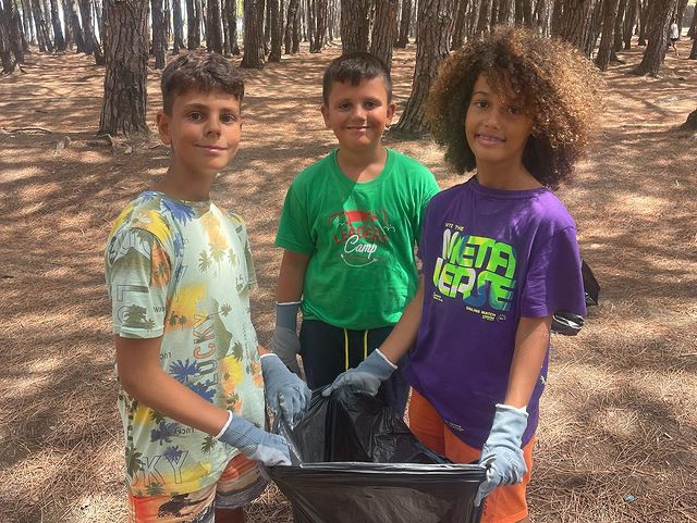 Jo vetëm plazh dhe lojëra, vogëlushët e kampit në Durrës angazhohen edhe në fushatë pastrimi (VIDEO+FOTO)