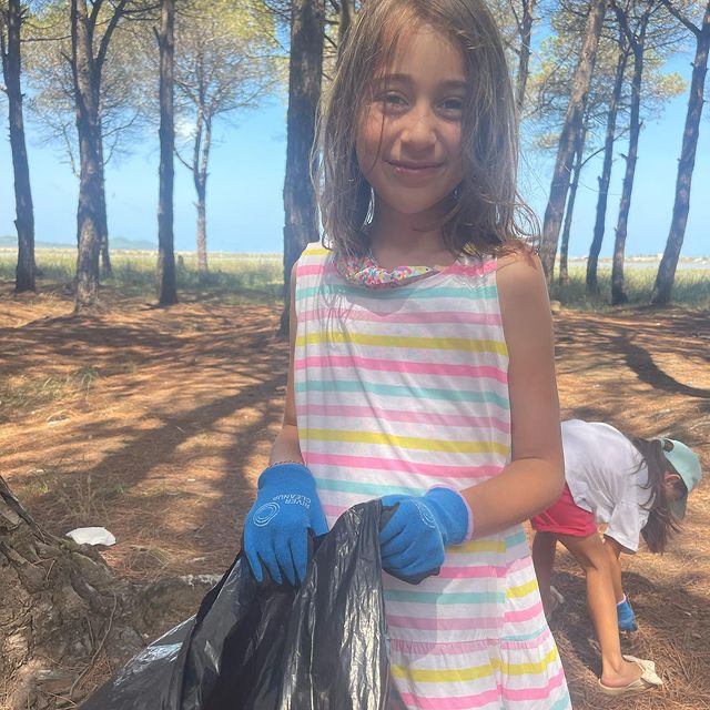 Jo vetëm plazh dhe lojëra, vogëlushët e kampit në Durrës angazhohen edhe në fushatë pastrimi (VIDEO+FOTO)