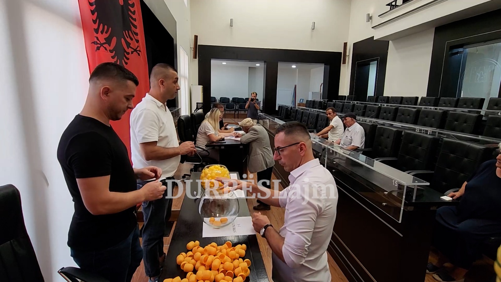 Mbetën pa shtëpi pas tërmetit, 9 familje marrin apartamentet e reja në Manzë të Durrësit (VIDEO)