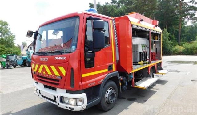 Zjarr në një pallat, digjen disa makina, evakuohen banorët