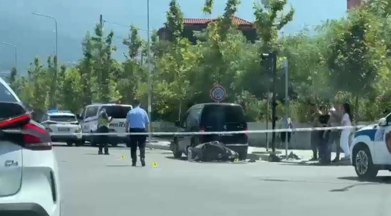 Aksident në Tiranë, makina përplaset me motorin