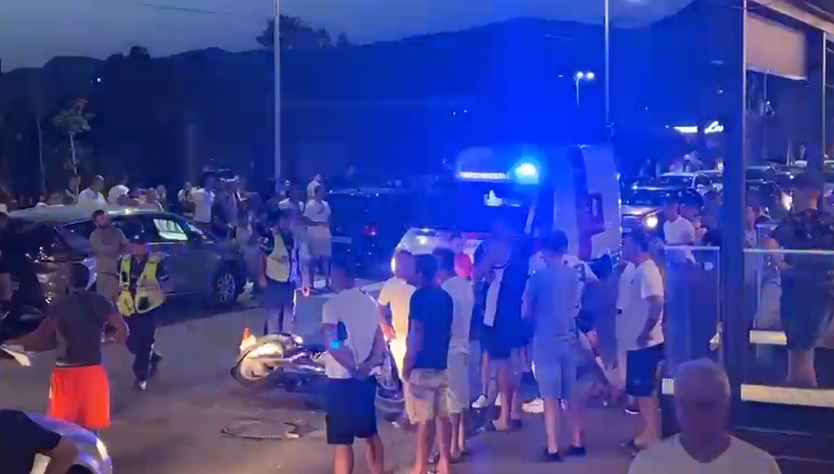 Aksident i rëndë! Makina merr përpara motorin, qytetarët nxitojnë të ndihmojnë drejtuesin