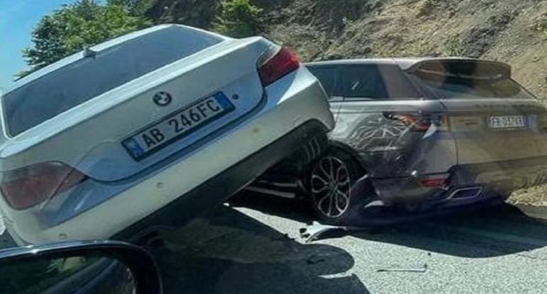 Parakalimi i gabuar çon në përplasjen e dy makinave