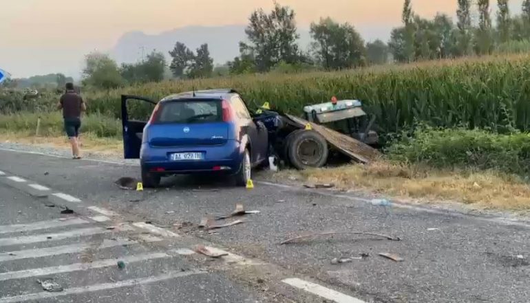 Makina përplaset me zetorin, 2 të vdekur dhe 1 i plagosur