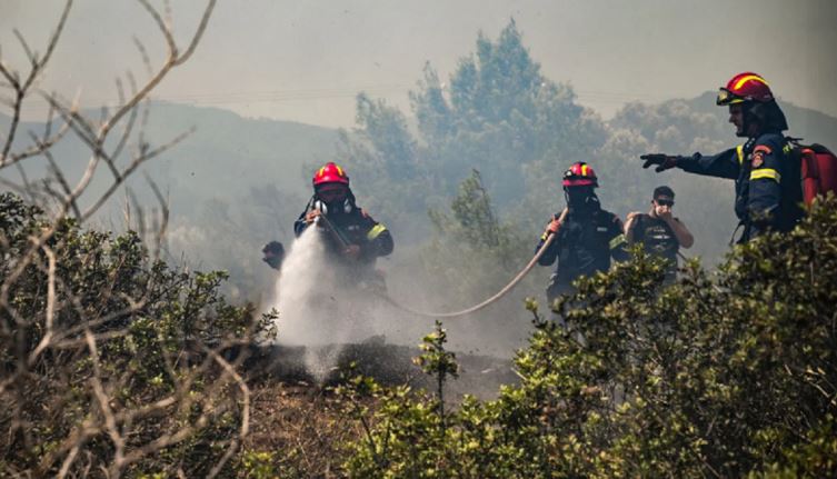 Alarm i kategorisë 5 në Greqi, shpërthime të shumta zjarri në Korfuz dhe Rodos