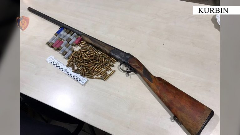 Telefonata në polici shpëton gruan, policia i vihet pas burrit dhunues që e kërcënonte me armë