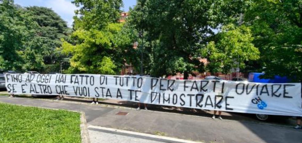 Cuadrado te Inter, tifozët e presin me banderolë në rrugë: Bëre gjithçka që të të urrenim!