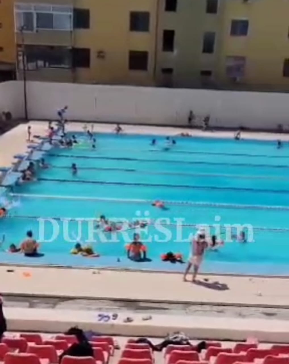 Pishina olimpike e Durrësit pa mirëmbajtje, rrezik për fëmijët (VIDEO)