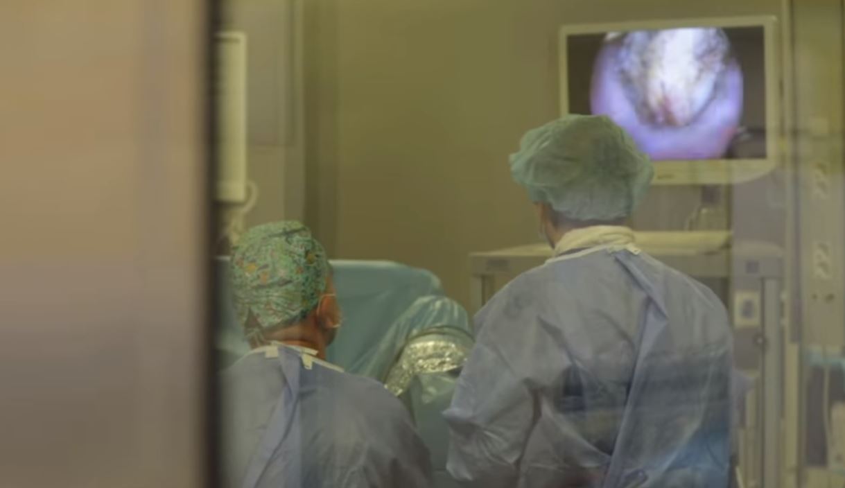 Operacion i rrallë në QSUT, 67-vjeçares i hiqen tre tumore