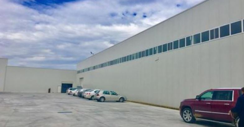 Shpërthen në flakë fabrika e lëngjeve