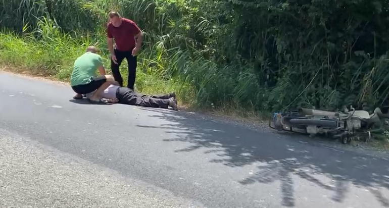 Makina përplas motorin dhe largohet nga vendi i ngjarjes, plagoset drejtuesi