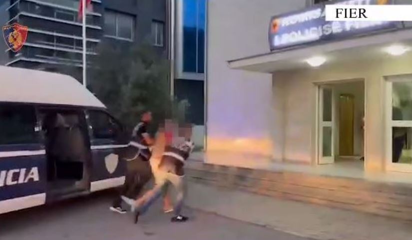 Qarkullonte i armatosur në Fier, arrestohet 26-vjeçari