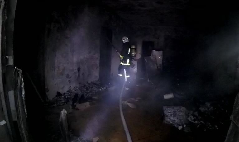 Përfshihet nga flakët një banesë në Vlorë, brenda ndodhej e gjithë familja