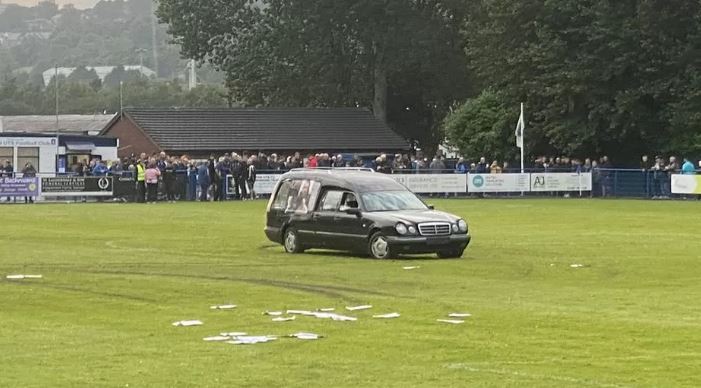 Makina funerale futet në mes të fushës, ndërpritet ndeshja në Britani