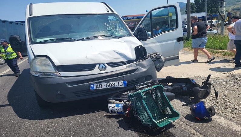 Makina përplas motorin në aksin Lezhë-Shkodër, humb jetën 60-vjeçari