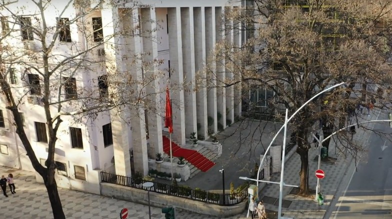 Përfshihet nga flakët një lokal në katin e katërt të Gjykatës së Lartë në Tiranë