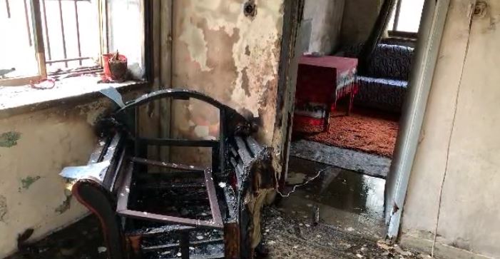 Flakët përfshijnë apartamentin, zjarri shkrumbon gjithçka