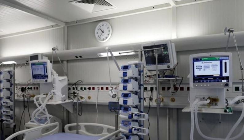 12-vjeçari shqiptar nxirret pa ndjenja në breg të detit në Greqi, përfundon në spital rëndë në intubim