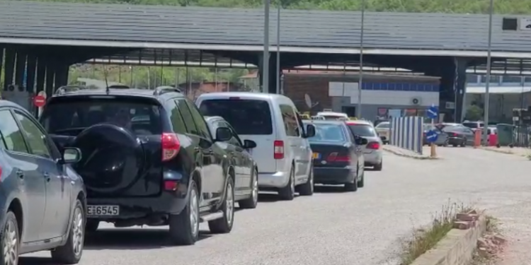 Pranga doganierit dhe një qytetari në Kapshticë