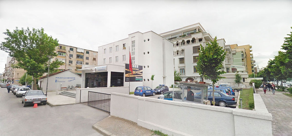 “Çmendet” 29-vjeçari në Tiranë/ Rreh motrën, dëmton shtëpinë dhe dhomën e komisariatit