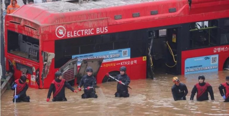 Moti i keq në Korenë e Jugut, nxirren 5 trupa të pajetë nga një autobus i përmbytur, shkon në 31 numri i viktimave