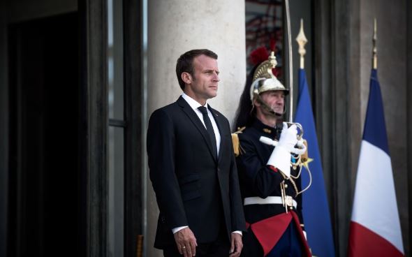 Dy gishta të prerë si “dhuratë” për Macron/ Pakoja që mbrriti në Elysee alarmon Francën