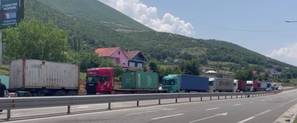 Radhë të gjata kamionësh në Morinë, shoferët presin prej orësh: Mbaruam nga vapa