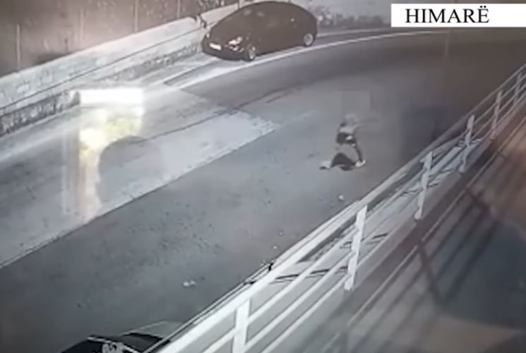 I vodhi një gruaje para dhe bizhuteritë e floririt në shëtitoren e Himarës, arrestohet 41-vjeçari (VIDEO)