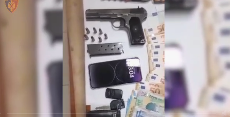 Po lëvizte në qytet me pistoletë me fishek në fole, gati për qitje/ Arrestohet 49-vjeçari, i gjenden dylbi dhe një shkop bejsbolli