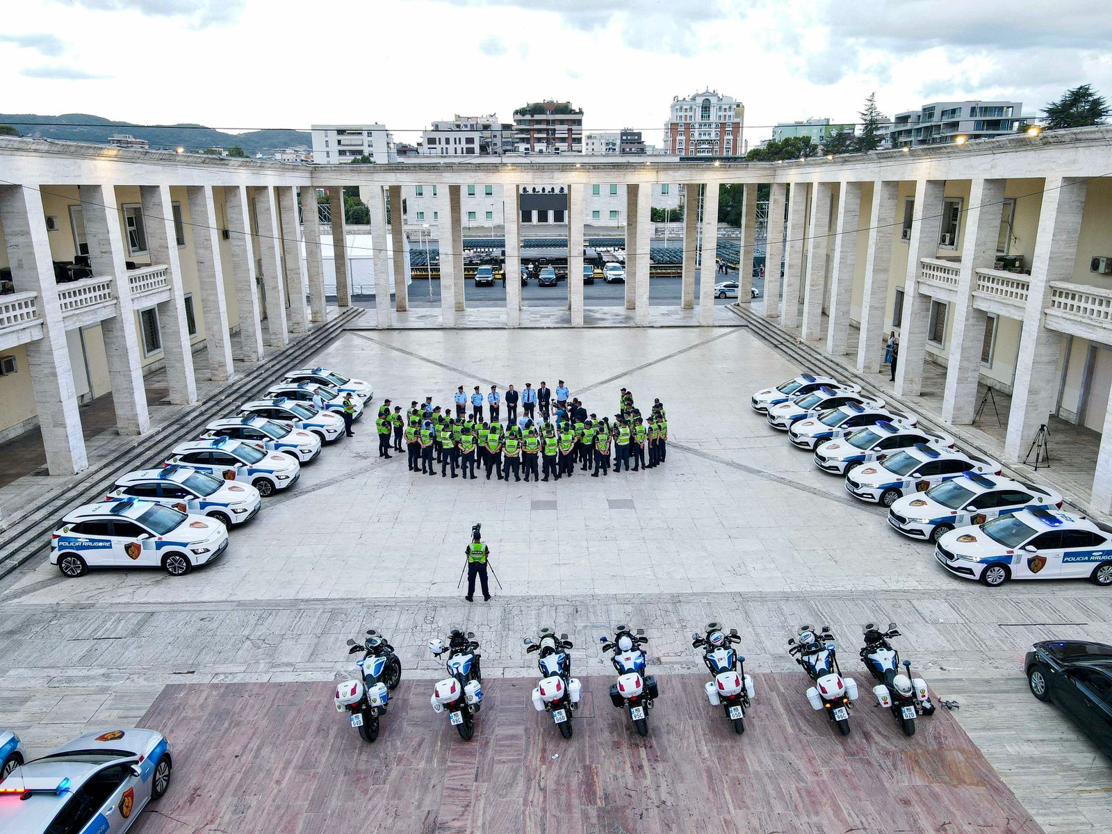 “Më konsideroni mik, jo ministër”/ Balla takim me policët e qarkullimit rrugor: Të rrisim sigurinë!