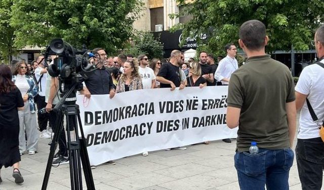 Gazetarët e Kosovës në protestë kundër mbylljes së Klan Kosovës