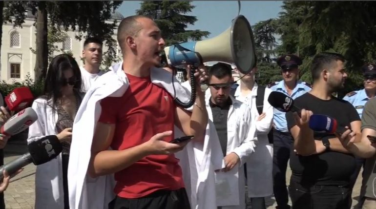 Studentët e Mjekësisë protestë para Parlamentit: Duam zgjidhje, nuk pranojmë në internim!