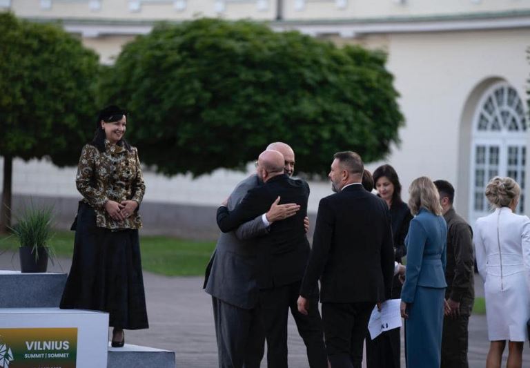 Përqafimi me Scholz dhe takimi me Erdogan/ Rama ndan fotot nga Vilnius, shoqërohet nga Linda Rama