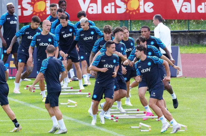 Risia, kampionët e Italisë stërviten pa këpucë dhe me syze