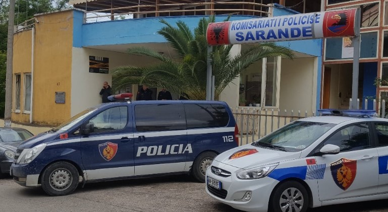 Tre vëllezër dhunojnë me grushte policin e kufirit në Sarandë