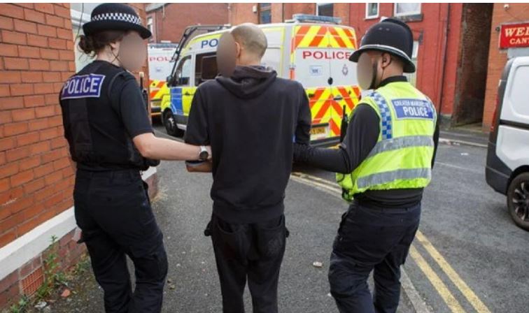 Policia në Manchester i zbulon shtëpitë e barit shqiptarëve me vlerë 9 milionë paund