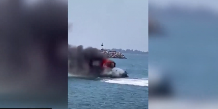 Shkrumbohet nga flakët skafi, drejtuesi hidhet në kohë (VIDEO+FOTO)