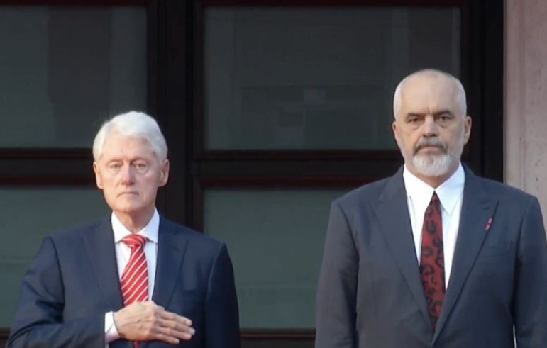 Dita e dytë në Shqipëri, Bill Clinton takim me Edi Ramën në rezidencën qeveritare