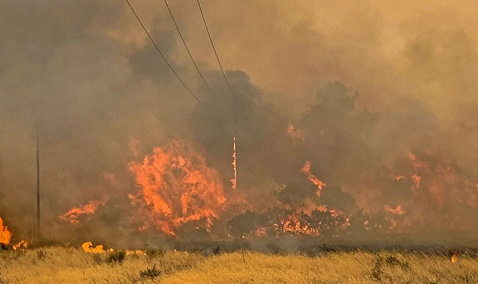 Greqia në ‘luftë’ me flakët, 6 vatra të reja zjarri gjatë 4 orëve, rrezikohen disa banesa