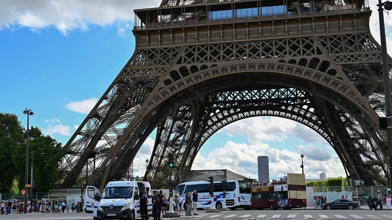 Një tjetër çudi në kullën Eiffel, policia prangos një person sepse&#8230; (VIDEO)