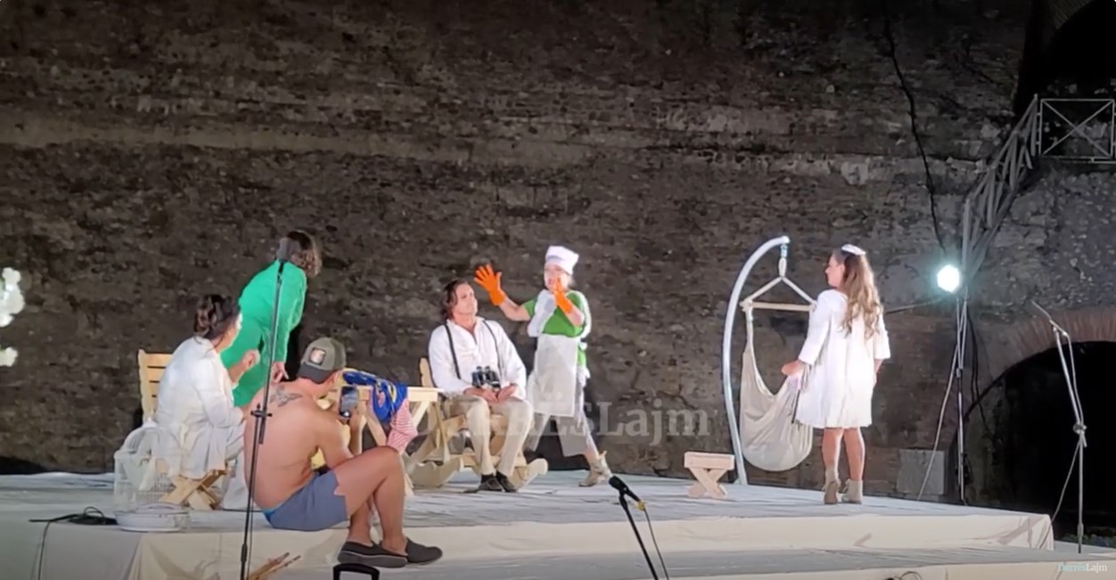 Sukses i padiskutueshëm për komedinë “Vanja &#038; Sonja &#038; Masha”, amfiteatri i Durrësit mbushet si rrallëherë plot me spektatorë (VIDEO)