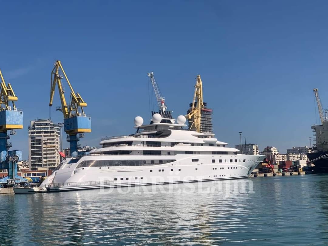 Mbërrin në Durrës superjahti M/Y A+ me vlerë 450 milionë dollarë, në pronësi të sheikut Al Nahyan (VIDEO)